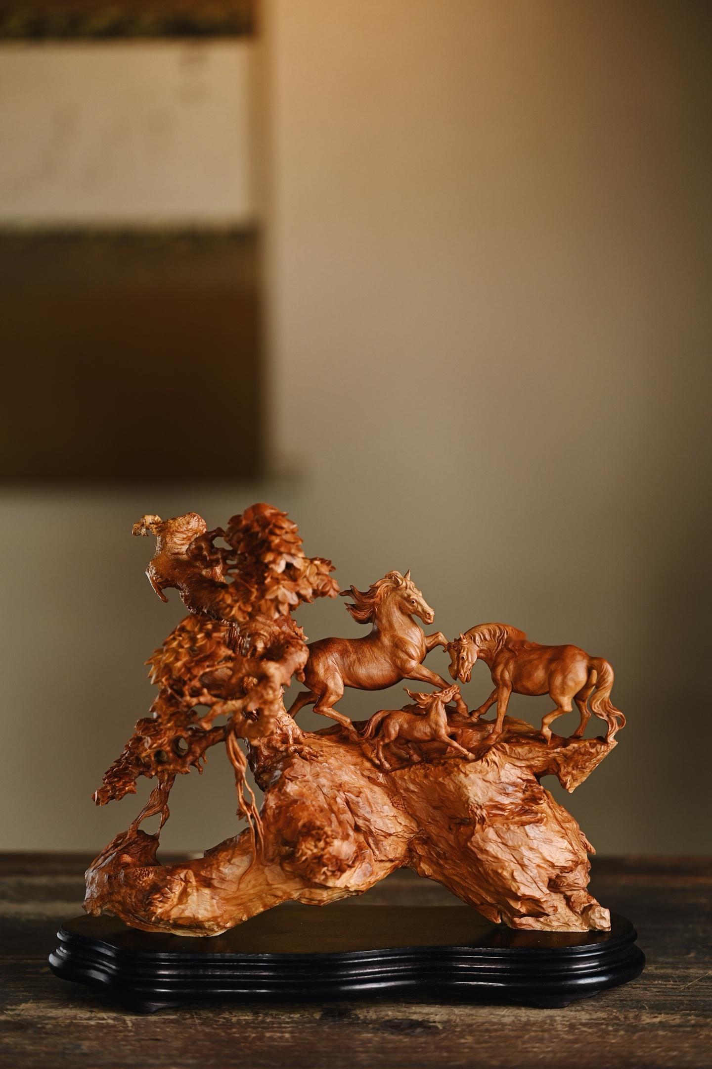 老山檀 | 骏马 摆件整料雕刻，骏马神态各异，身形矫健，生动传神，栩栩如生，辅以