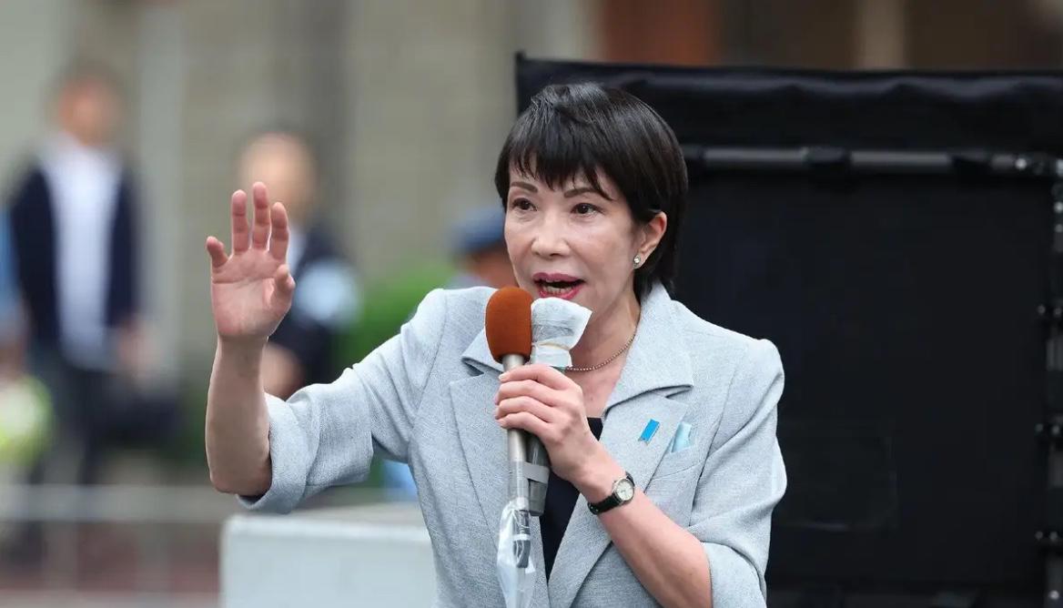 所有人都在等中国对日本出手，结果海关数据一公布，全都懵了。2025年11月，咱们