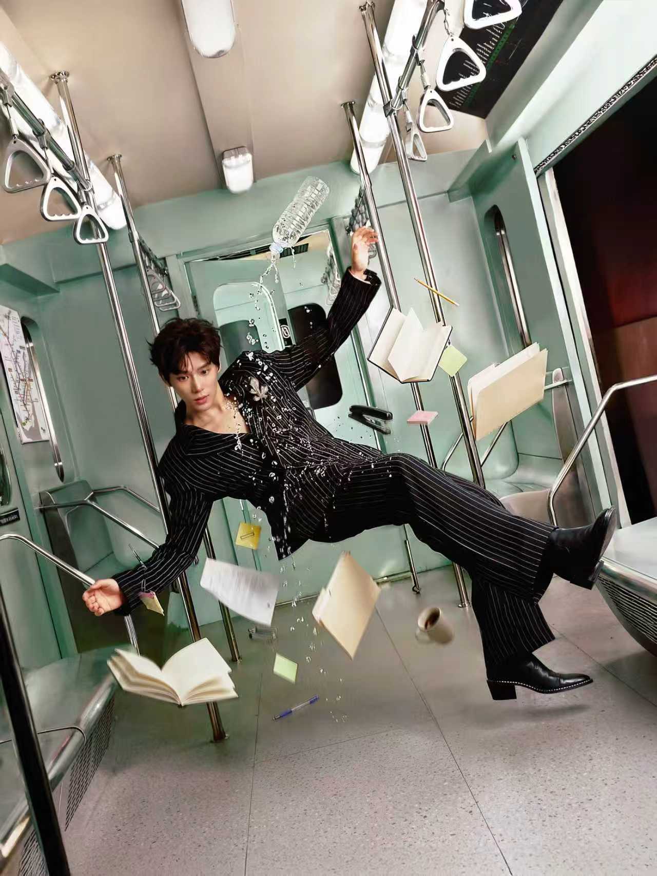 王安宇世界按下暂停键 王安宇时间按下暂停键  条纹西装造型搞怪帅气，好期待老王哥