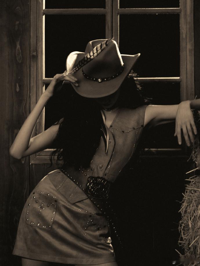 张艺凡2026黑马 酷飒中带着温柔，沉稳里透着灵动，这大概就是她现在的状态吧。和