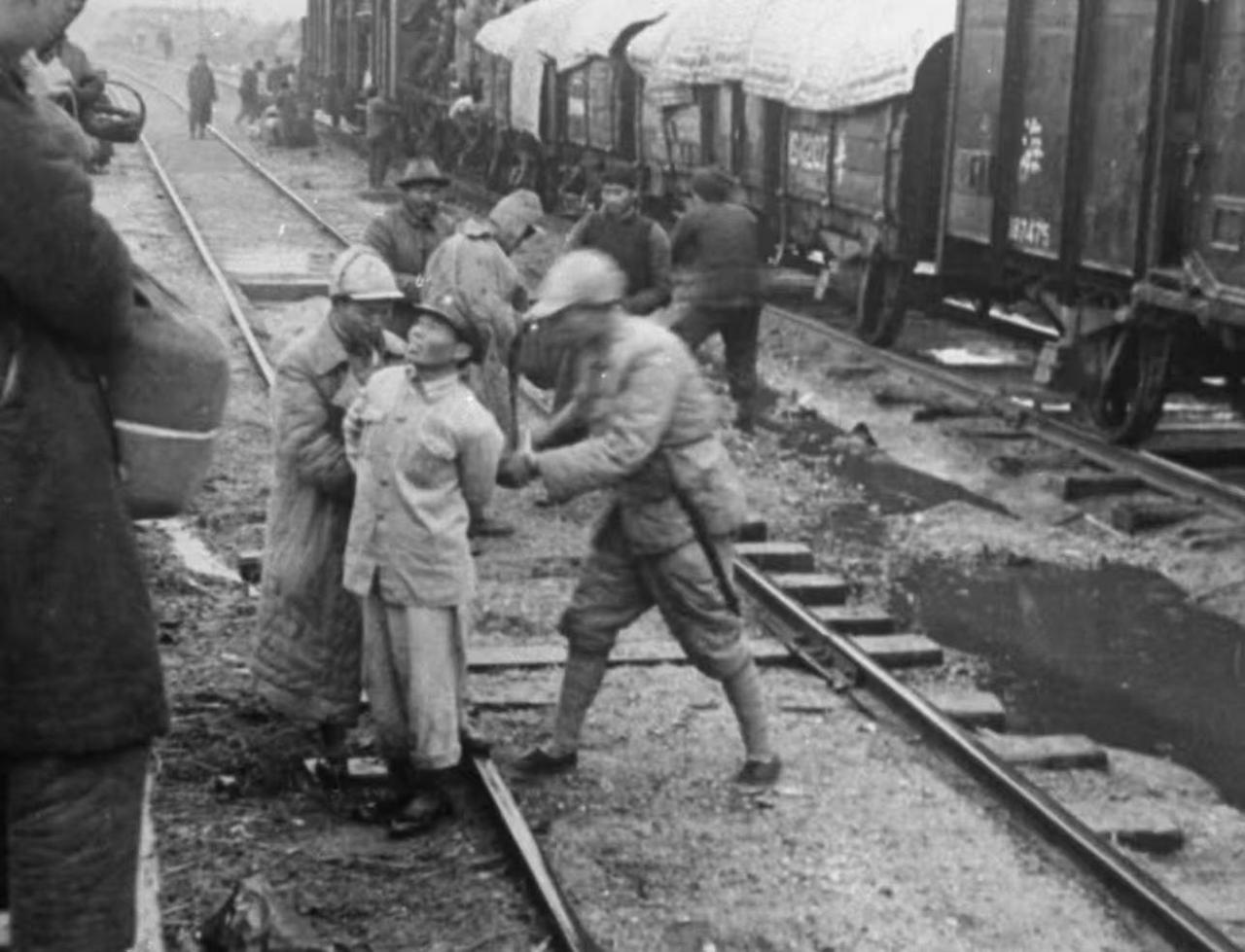 1948年，三大战役之淮海战役历史留影！
下图为兵败如山倒的国军正从京浦线败退场