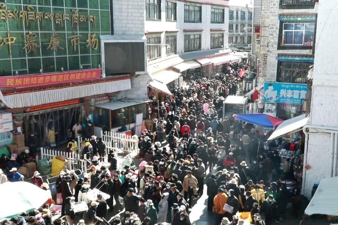 拉萨八廓街冲赛康即清朝驻藏大臣衙门旧址后面，过去有一处露天市场，主要经营陶器、草