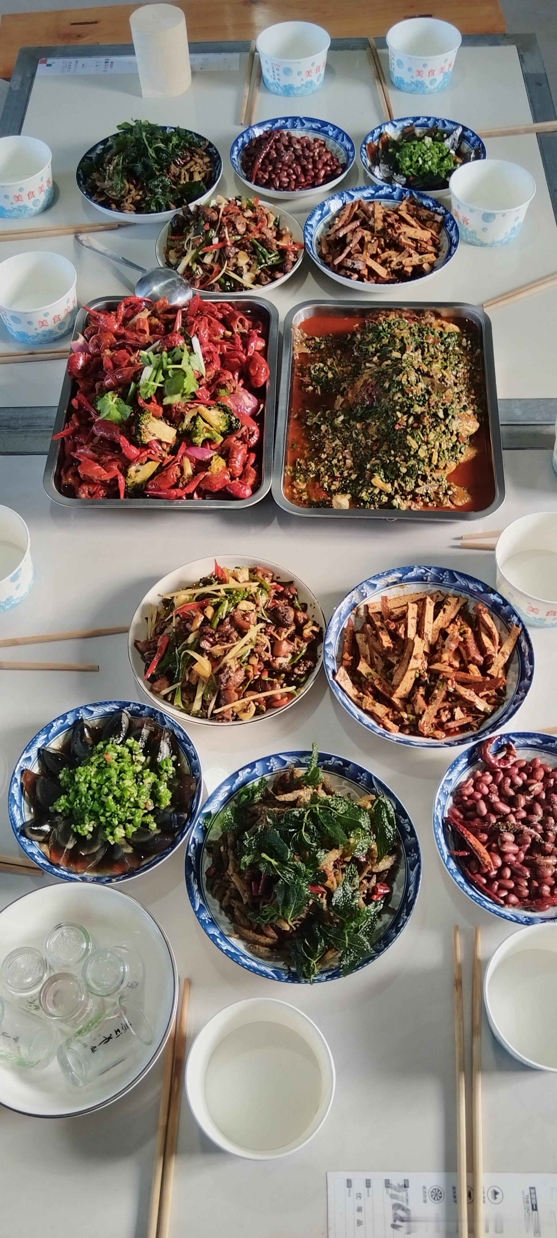 亲手做的晚餐，最喜欢的还是家乡味，川味藿香鲫鱼[哈哈][哈哈][哈哈][哈哈] 