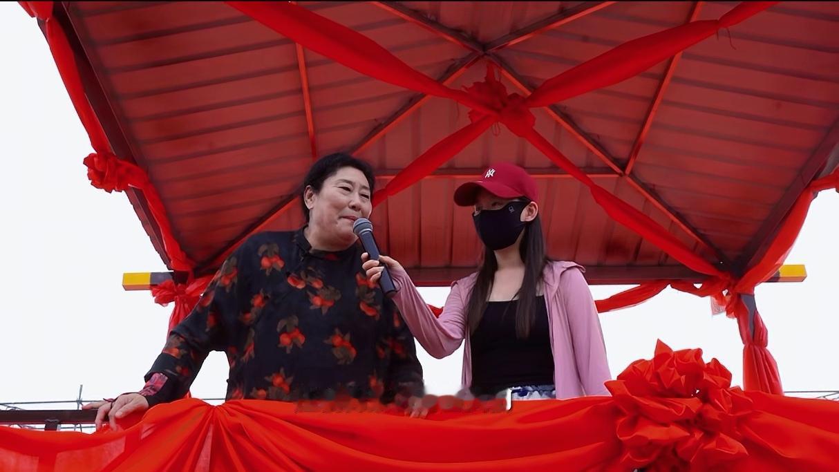 知名相亲网红“开封王婆”赵梅干娘现身临沂压油沟景区，与“费县三元拉面哥”热情互动