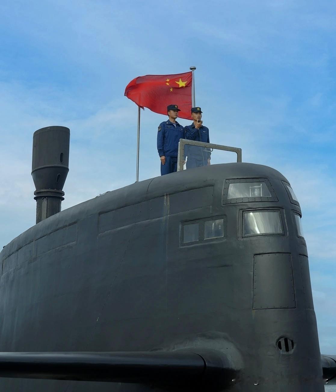 具体型号先不管，根据央媒（小央视频）报道，人民海军的攻击型核潜艇和常规潜艇可以把