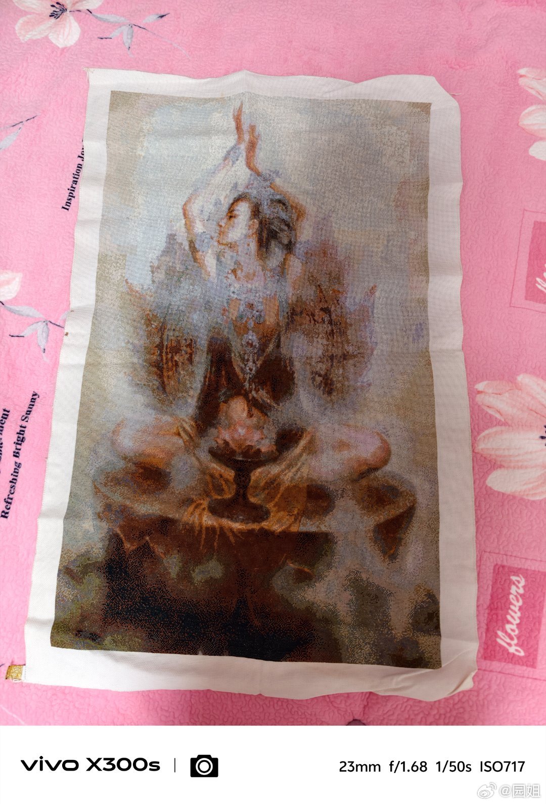 还记得当年秀的十字绣最难的一幅，小格子满绣。一年啊才完工，想着买新房子挂上，但是