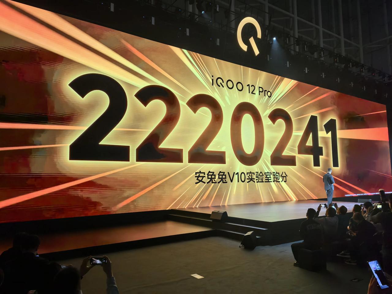 太卷了，现在都流行上实验室跑分了！一天前天玑9300说安兔兔跑分超过220万，今