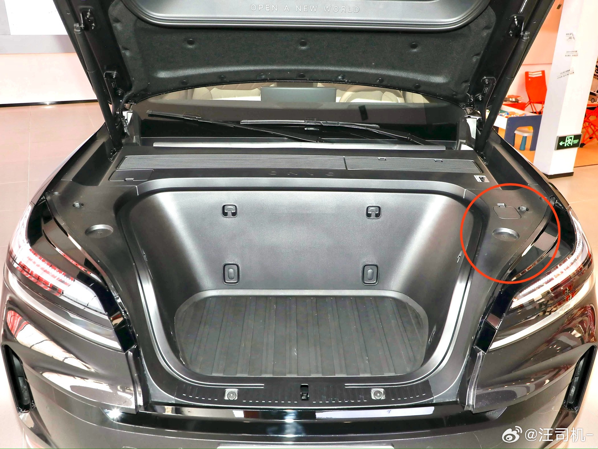 我也来PQ一下乐道L90的前备箱，它有一个痛点大家没说到点子上：玻璃水加注口在左