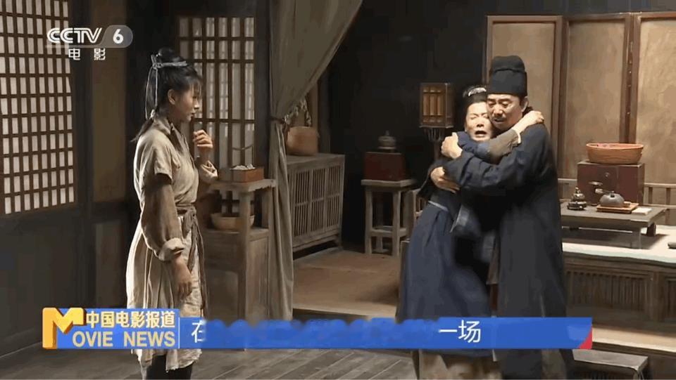 何赛飞把范明手臂咬紫了范明采访分享拍戏趣事，手臂留下何赛飞深深的牙印，只因对方入