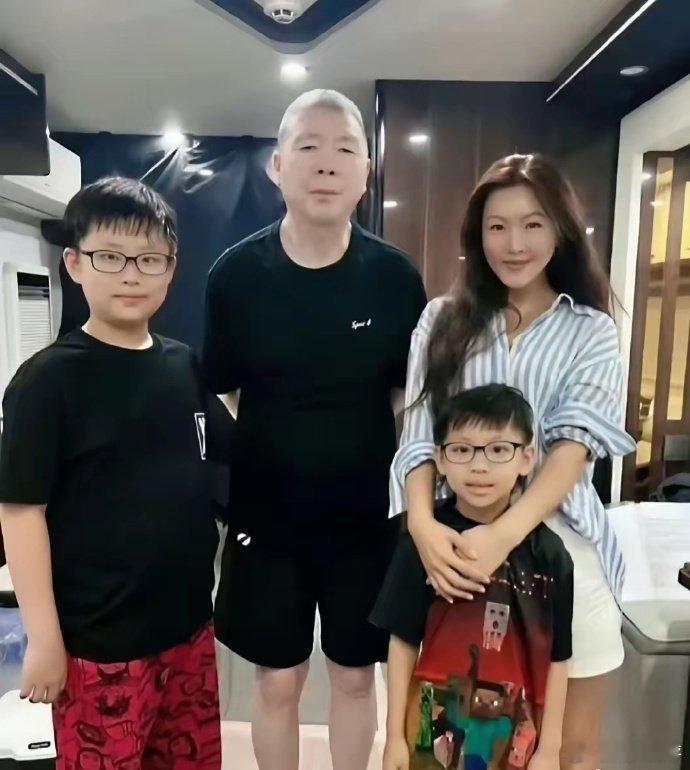 冯小刚最新家庭聚餐合照，脸上的白癜风已经完全治好不见了 