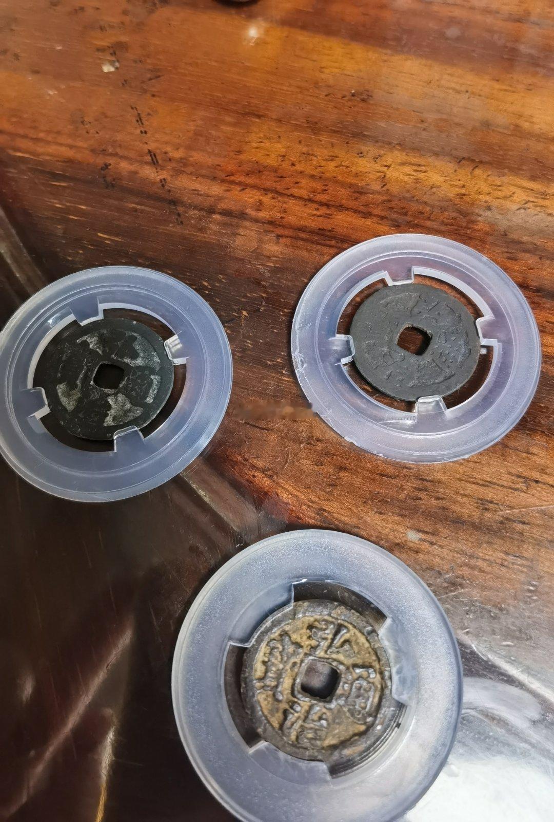今天出门又收了一批明中期钱币。现在在绍兴古泉圈，师爷已小有名气，一说到“有个人只