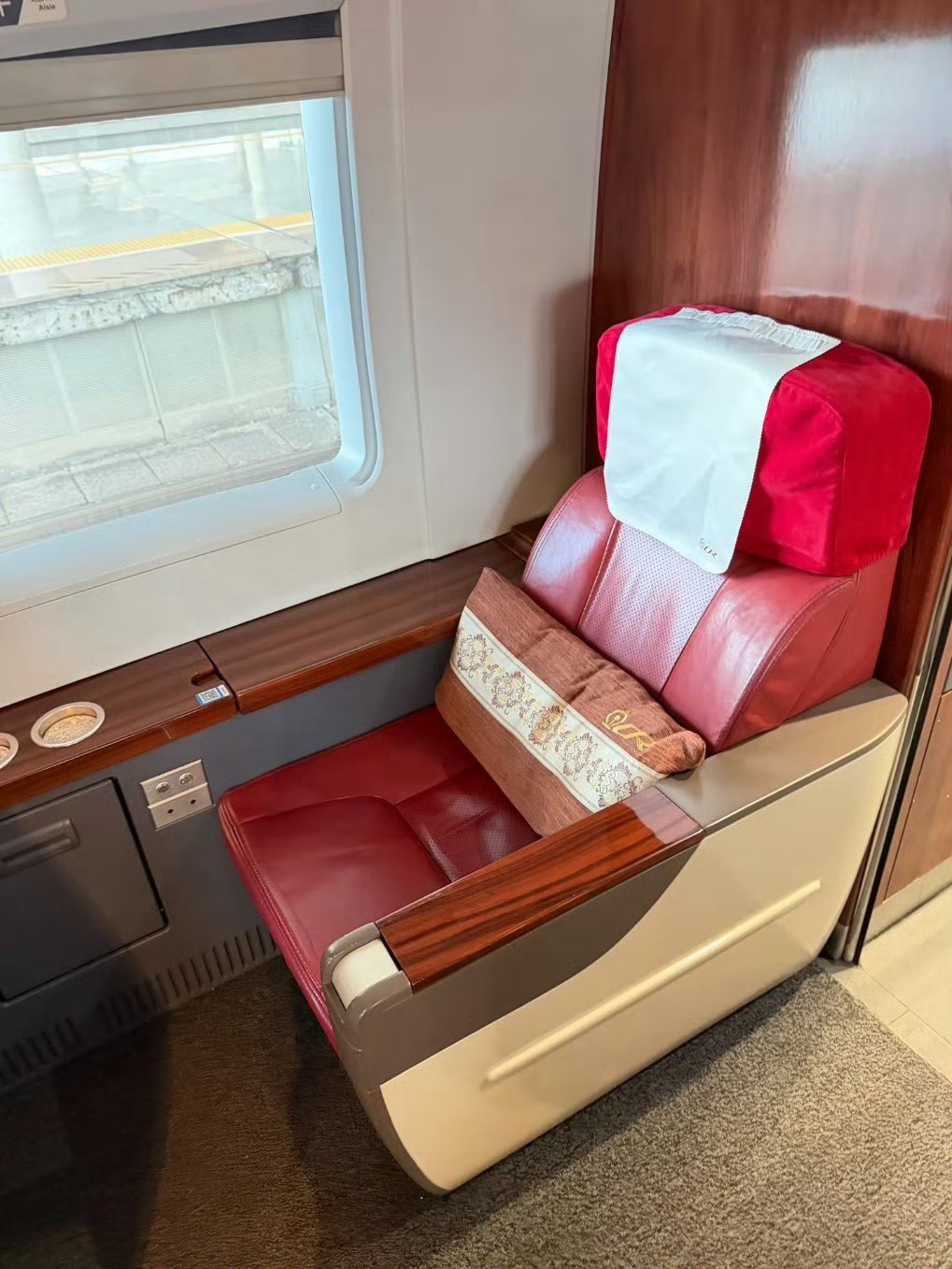 12306新增低人一等座提醒 哈哈哈！是《低人一等座》其实就是商务座小舱后排的一