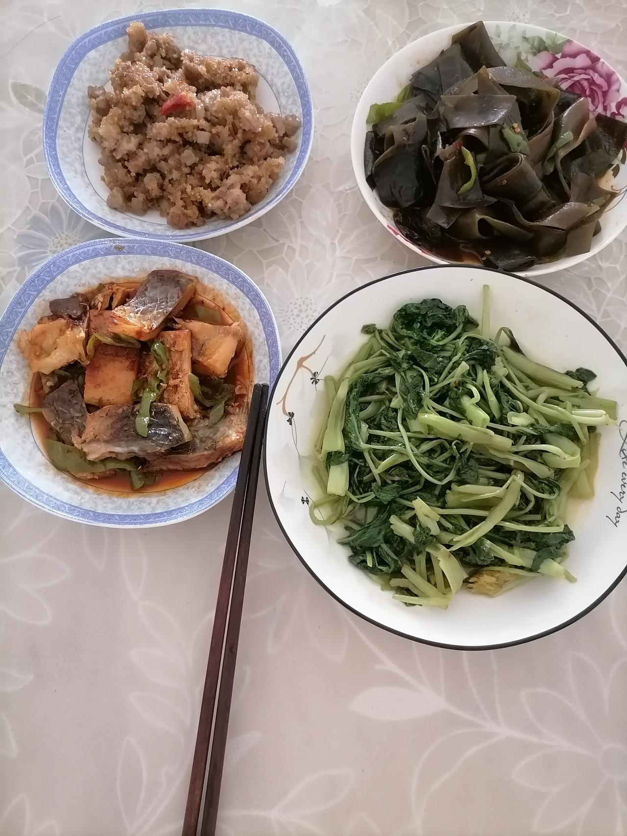 今天是端午节，别人家都热热闹闹地过节，做着美味佳肴。
可我家却和平常没两样，毫无