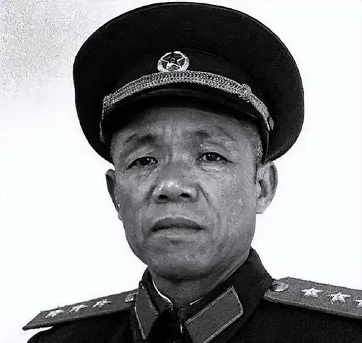 55年大授衔时，韩先楚本来是被授中将军衔，结果毛主席一个批示，最终评为上将。
其