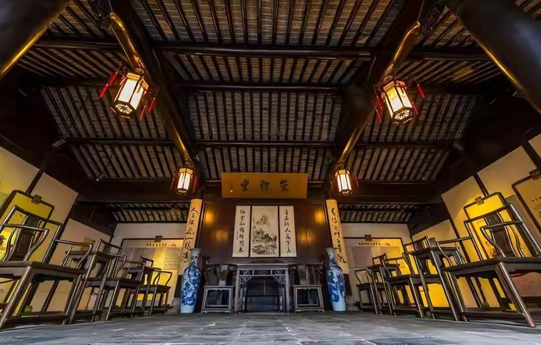 大众认知里的徐霞客，是教科书里理想化形象：看淡功名、倾心山水，一身洒脱奔赴远方，