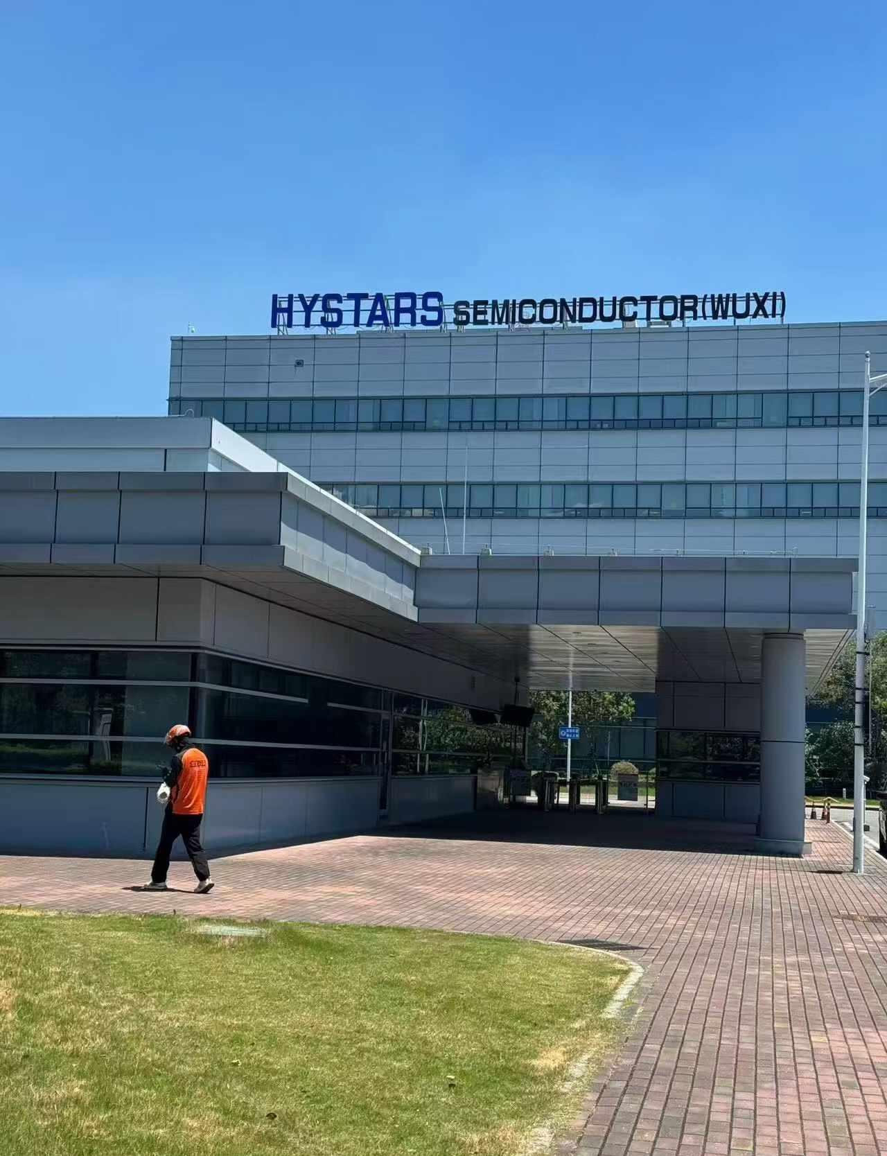 几年大学没白读，原来还是半导体最尊重学历。
半导体
