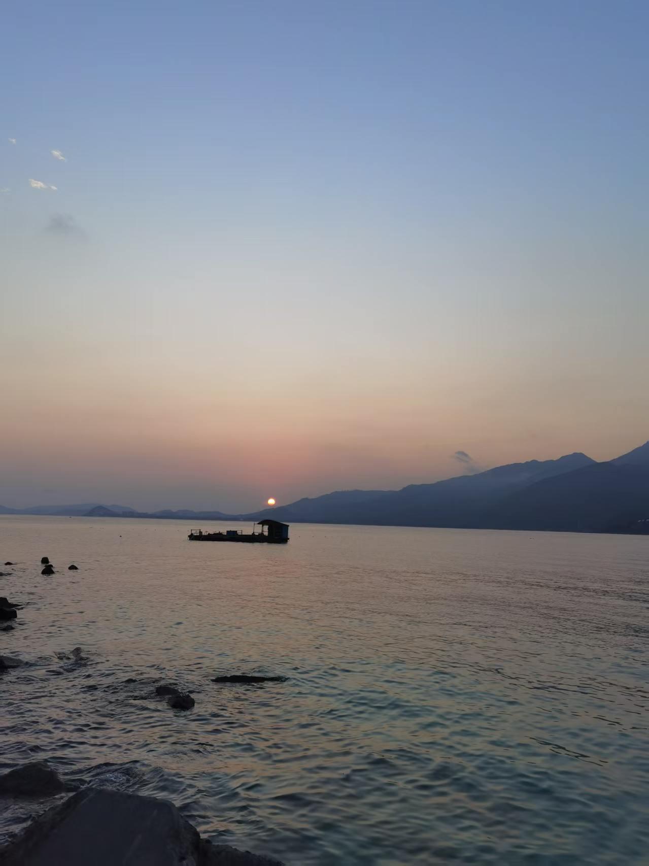 夏日傍晚吹着海风看落日，喧嚣都被潮水冲淡，这一刻安静又松弛。