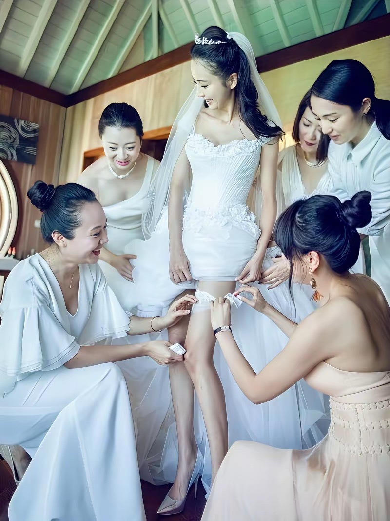 佟丽娅的婚礼董璇也在旁边！！！ ​​​