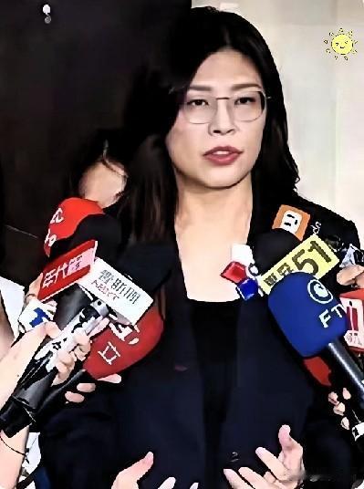 我姨在人力资源这行摸爬滚打二十多年，阅人无数，练就了一双火眼金睛。

当年郑丽文