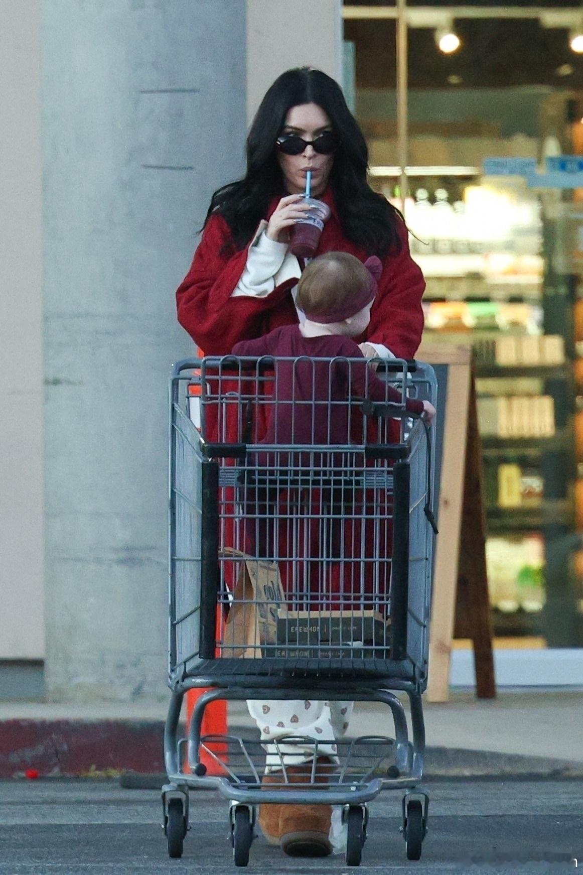 megan fox梅根福克斯在洛杉矶外出，带着10个月大的女儿Saga Blad