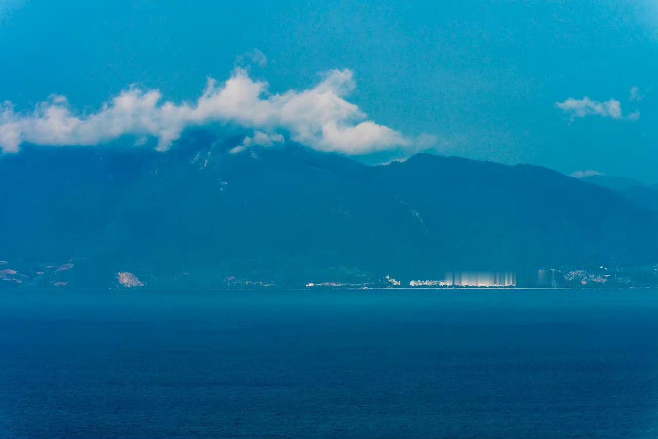 云南·抚仙湖，万顷琉璃万顷蓝，一湖纯净深蓝，一直流淌心间；来过，便再也无法忘记！