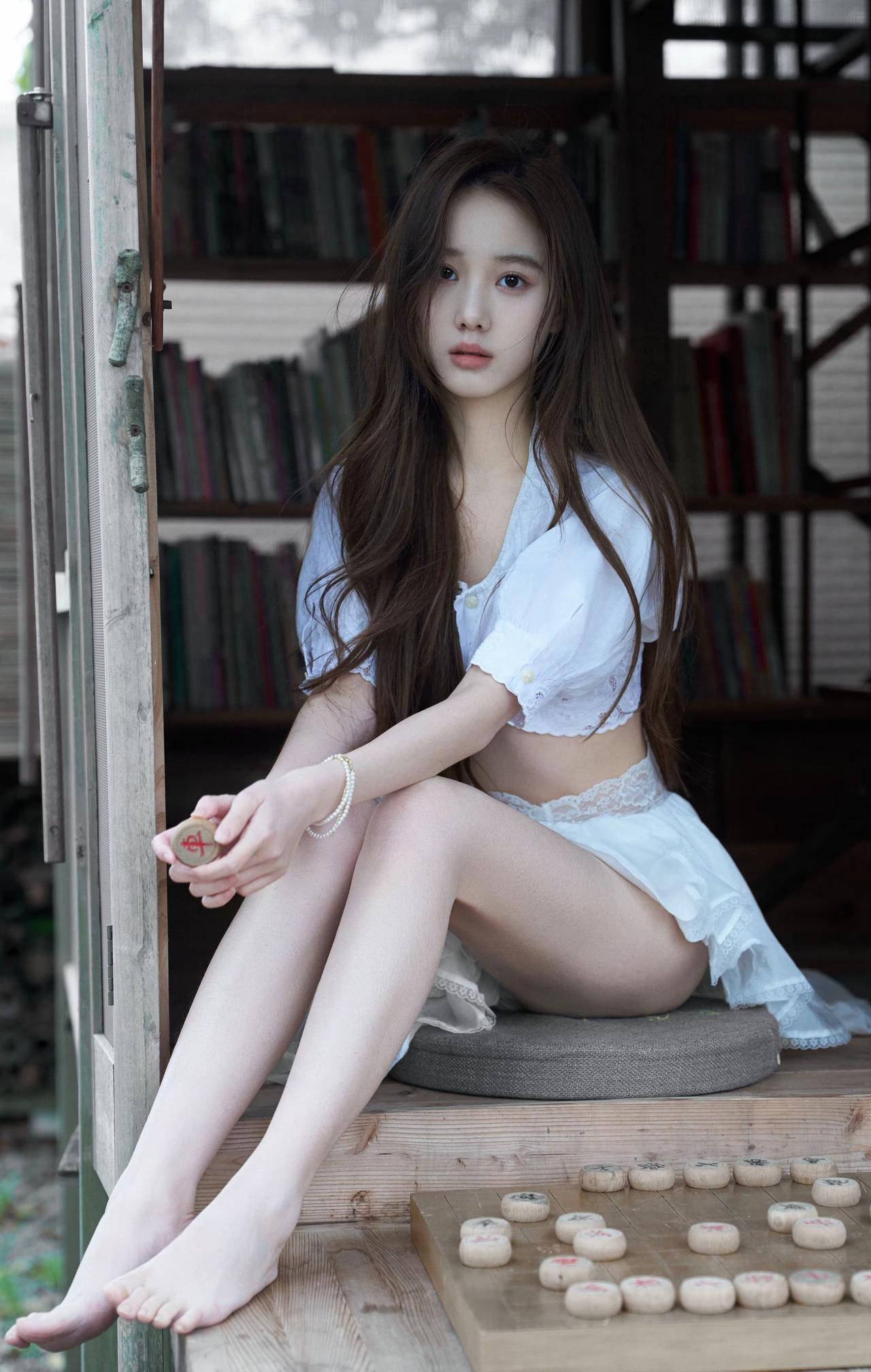 纯欲校花，清新脱俗，美白长腿，身姿曼妙，丽质天成，简约大气，仪态万方！