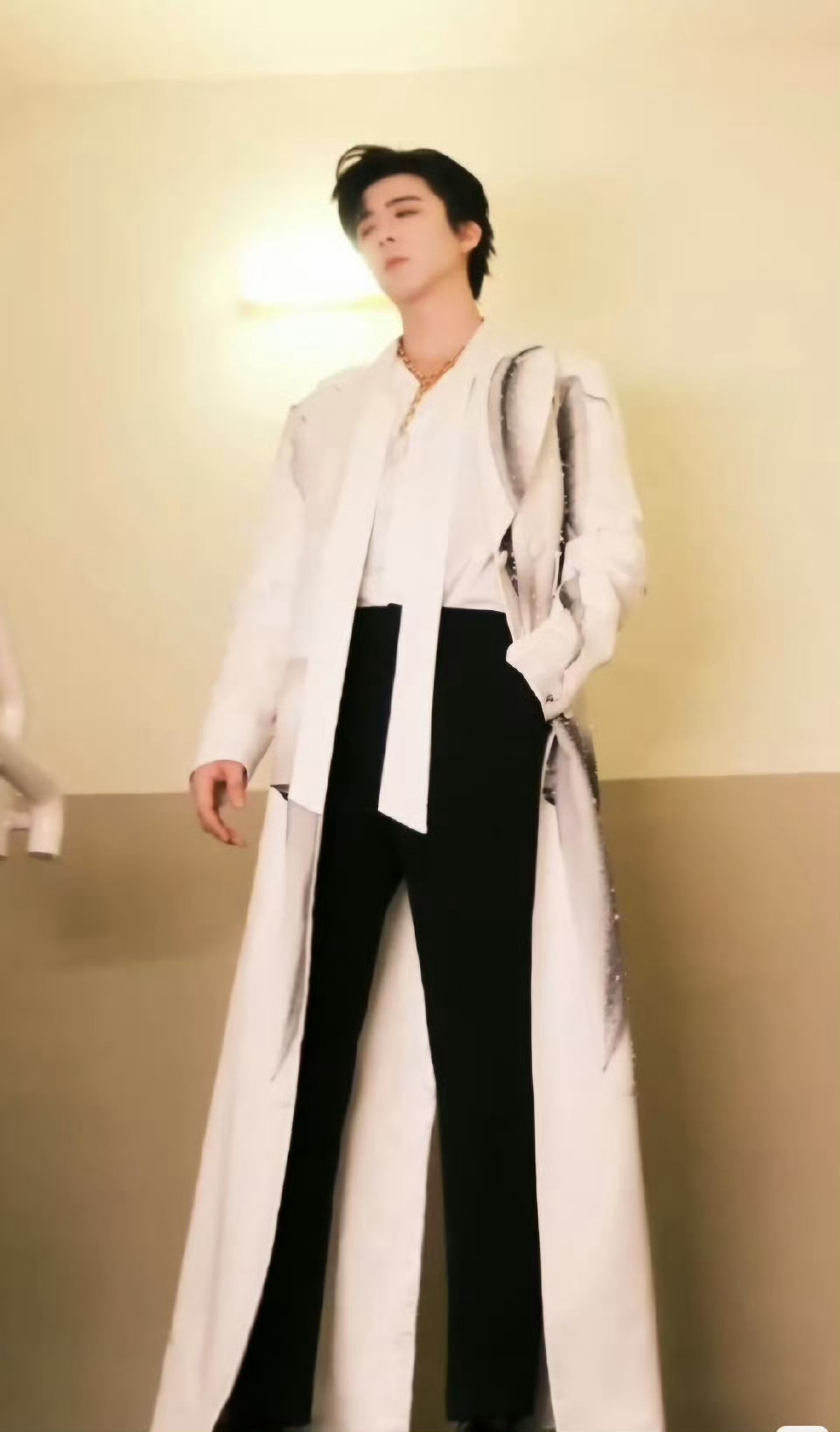 刘宇宁直播回应吃纸花  被纸花偷袭就算了，还要直播反复回应，宁哥真的又好笑又圈粉