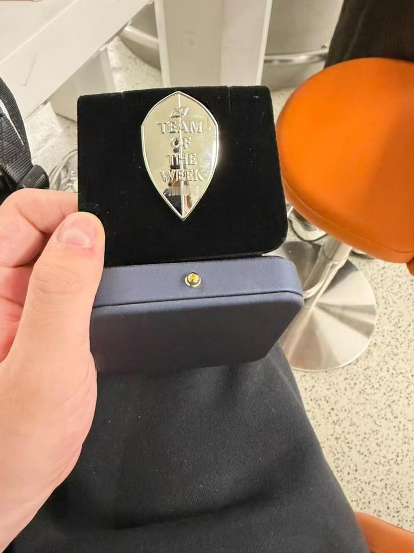 JackeyLove晒周最佳选手徽章JackeyLove晒出周最佳选手徽章，并配