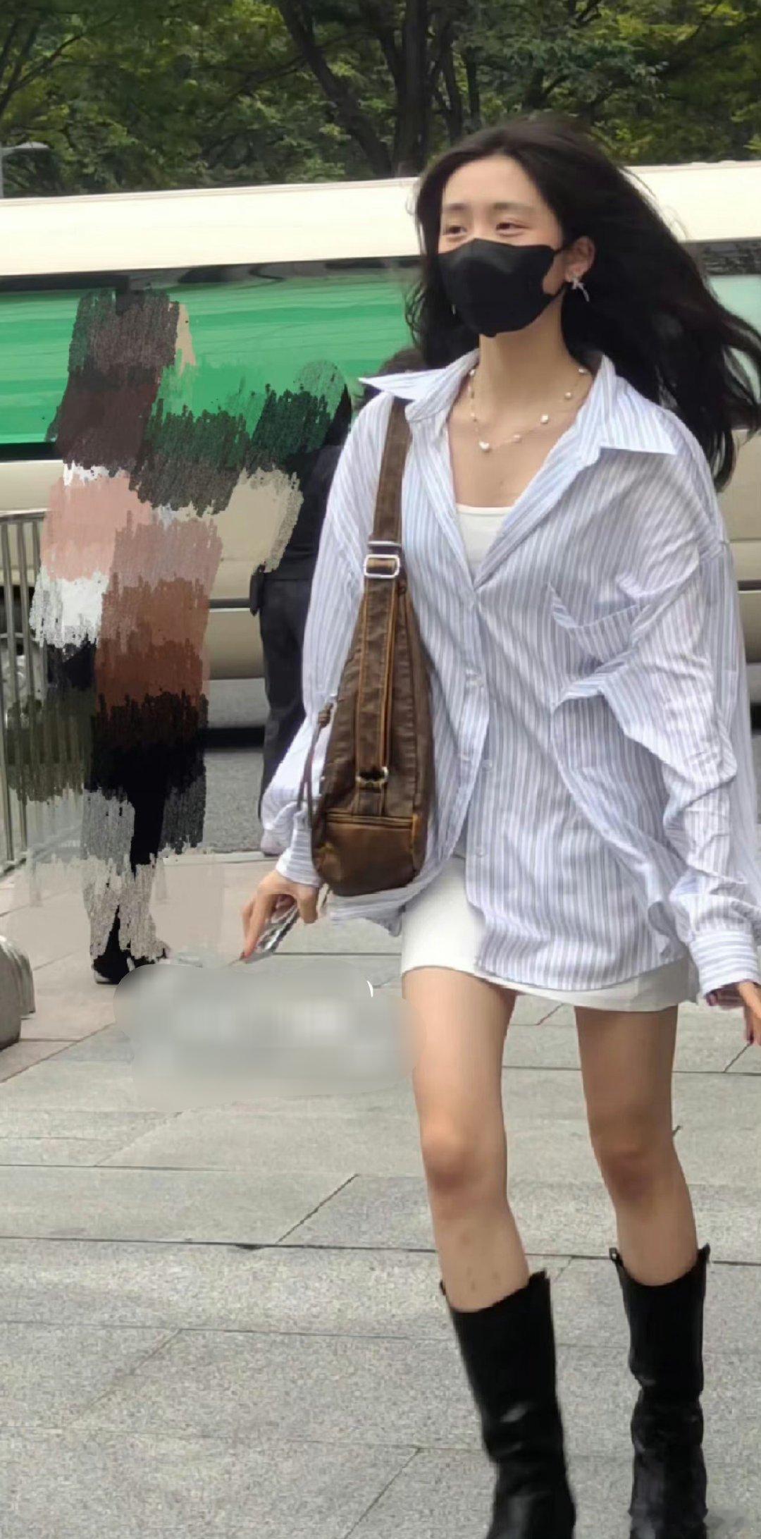 黄多多最近被路人抓拍的一张照片📸 ​​​