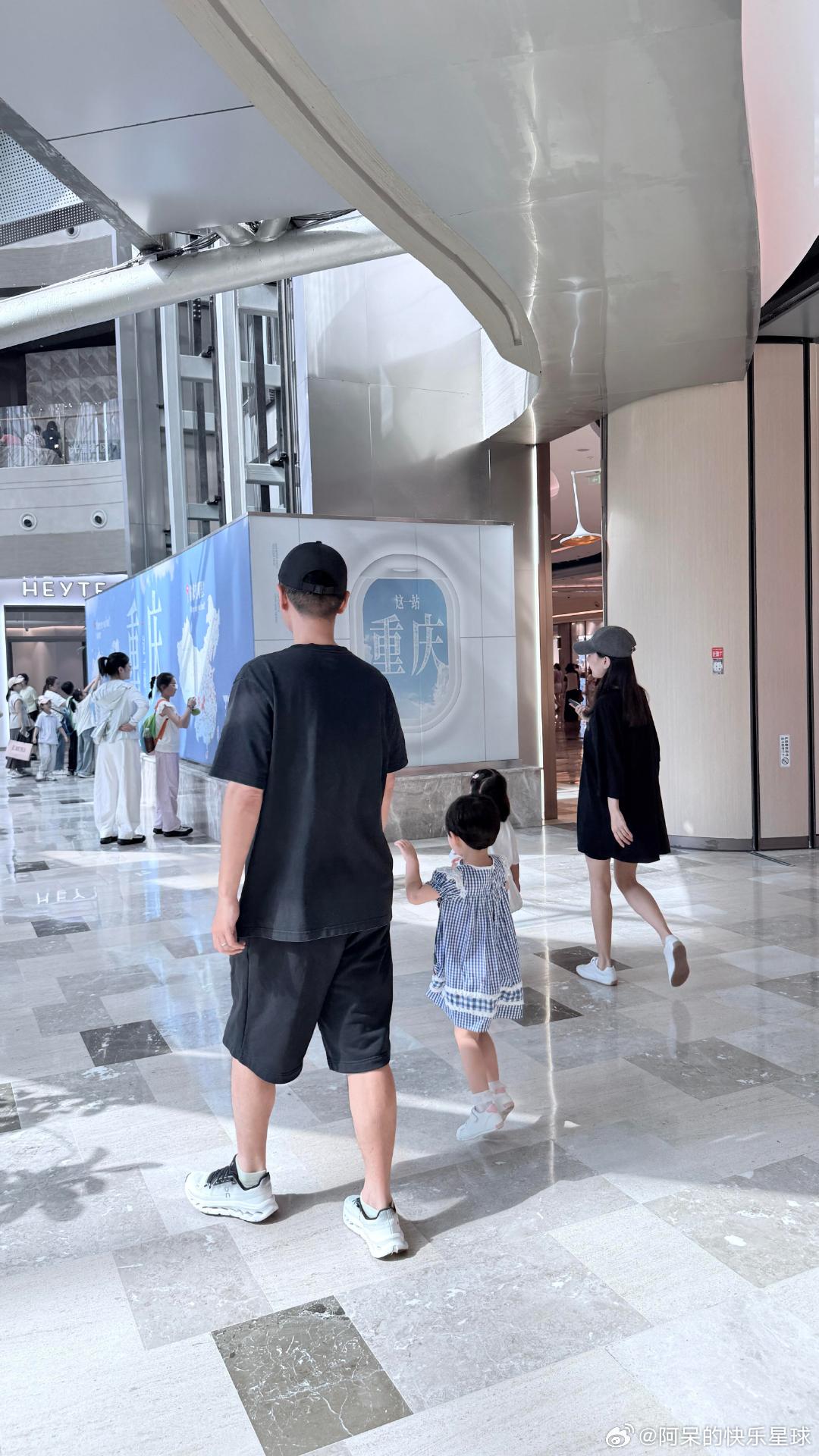 重庆商场偶遇任重孙骁骁偶遇任重孙骁骁带娃出行，没有华丽穿搭，简简单单休闲风，私下