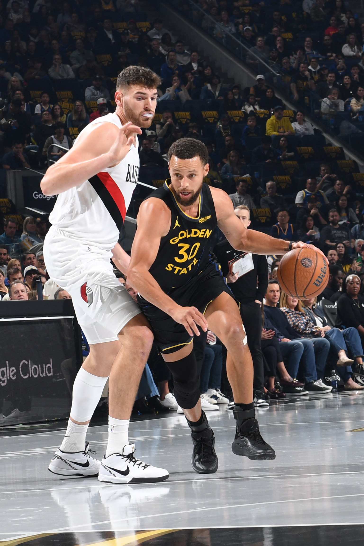 探长听说比赛前几小时，李宁团队的人才把这双巴特勒的JB4 “蝙蝠侠”从中国送到美