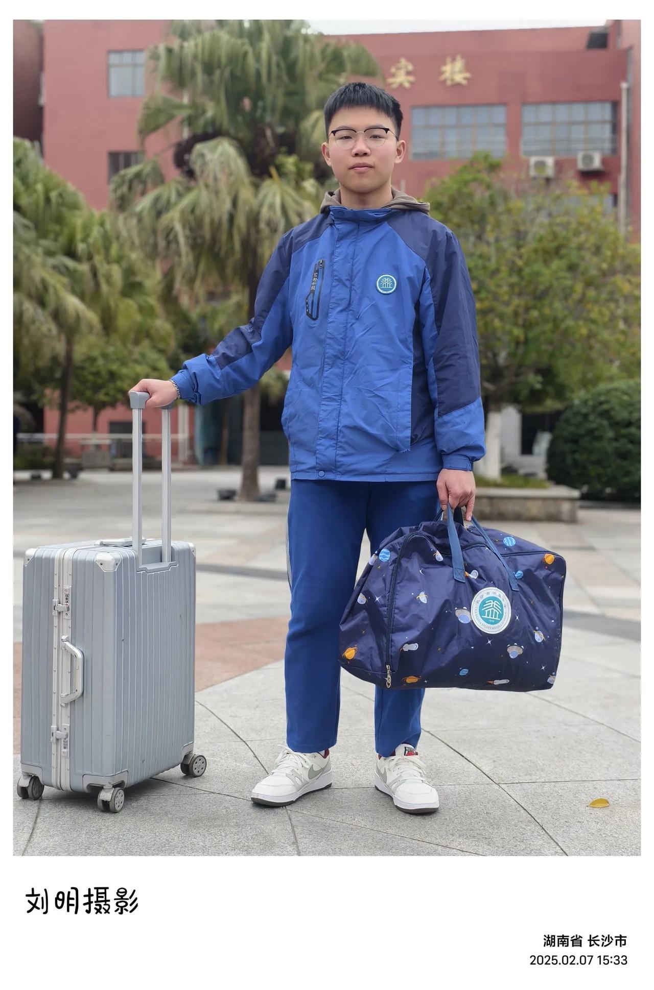 今天送儿子到学校报到。时光匆匆，如白驹过隙，不知不觉间，送儿子来长沙华益中学已有