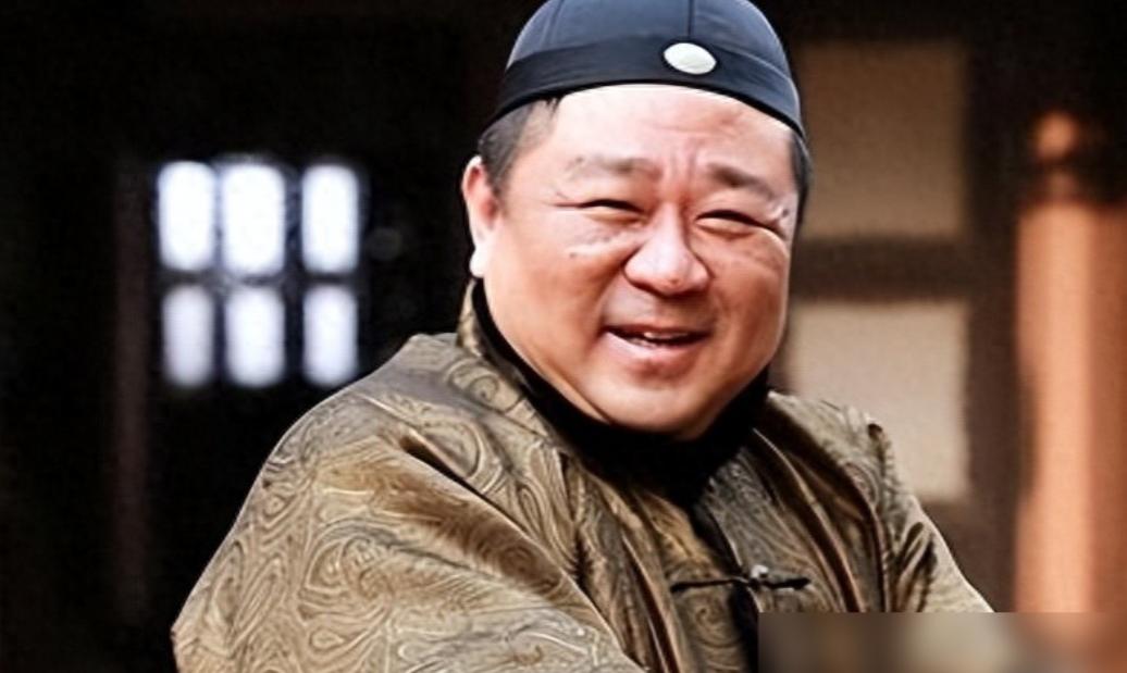 女导演楼梯间踩空，直接摔进200斤胖演员怀里，胖演员脱口一句：对不起，我太占地方