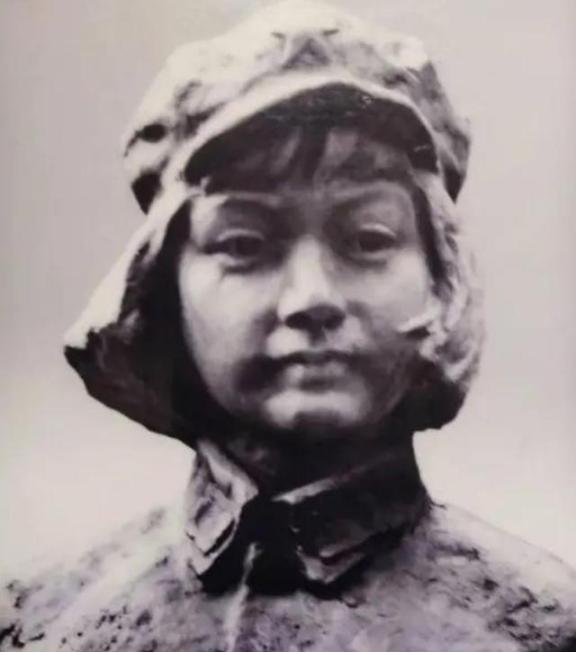 1929年，朱德正和妻子睡觉，突然十几个敌兵破门而入，大喊：“谁是朱德！”危急时