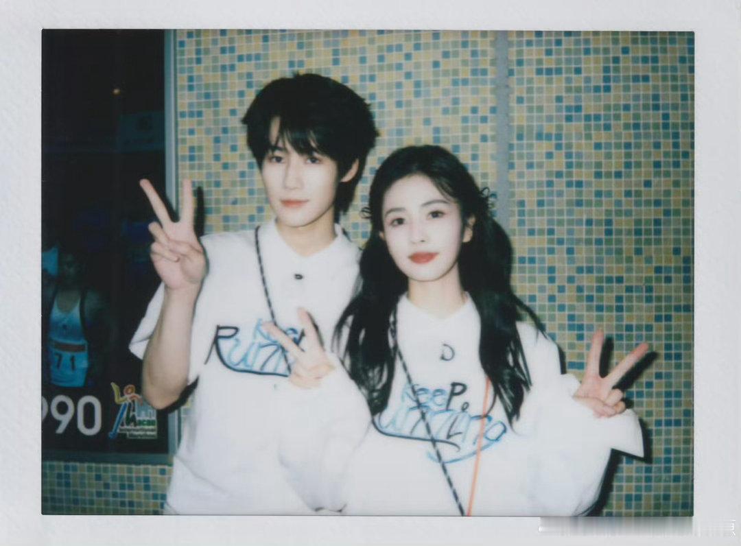 白鹿认证张真源是玩游戏最卷的人 被问到谁玩游戏最卷，白鹿毫不犹豫认证张真源，认真