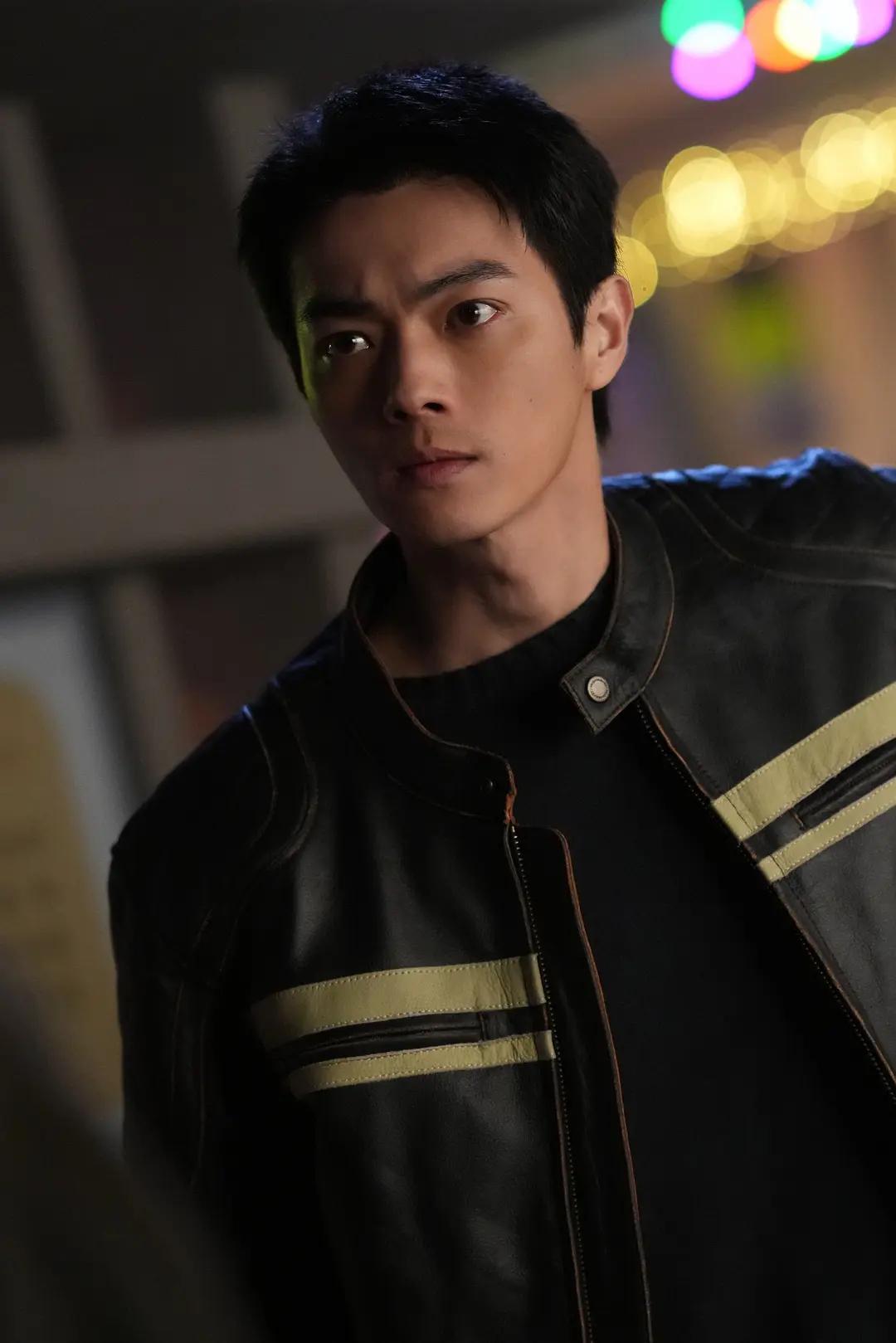 昨晚追《方圆八百米》时，我差一点把手机给砸了！倒不是被剧情气到，而是被许凯惊到了