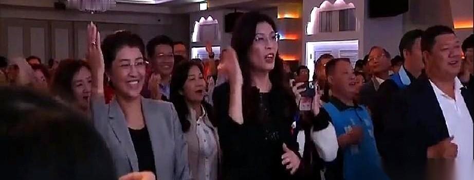 “我走了，你就能当上唯一的女神了。”
郑丽文这话，绝了。
她对着许淑华说这话的时