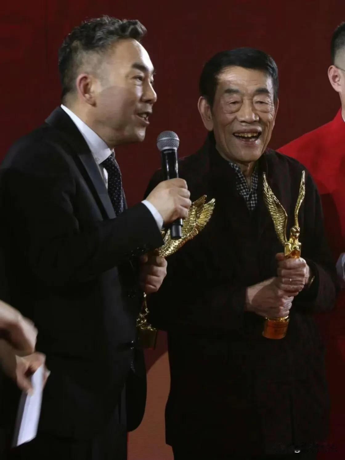 杨议以后的路会好难，
​看他的表现都知道，
​不是因为带94岁的父亲杨少华去饭店
