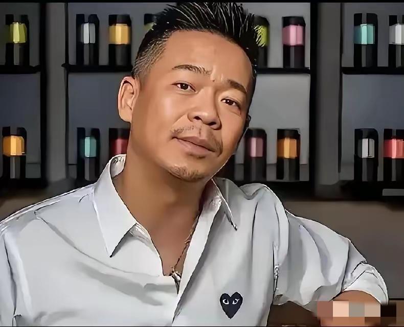 谁能想到57岁孙浩，
街头失态反而更圈粉了。
不是因为他是明星，也不是因为他的道