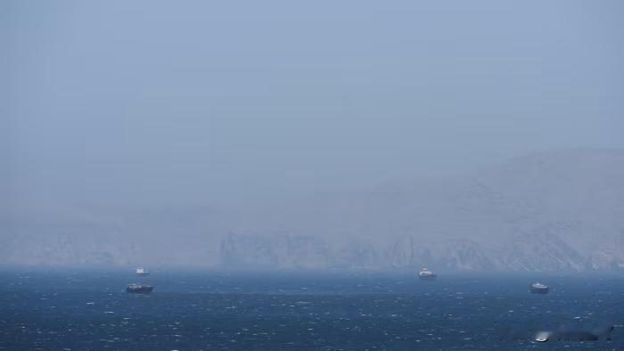三艘油轮硬闯霍尔木兹海峡，一艘当场爆炸起火，另外两艘吓得掉头就跑。伊朗革命卫队直