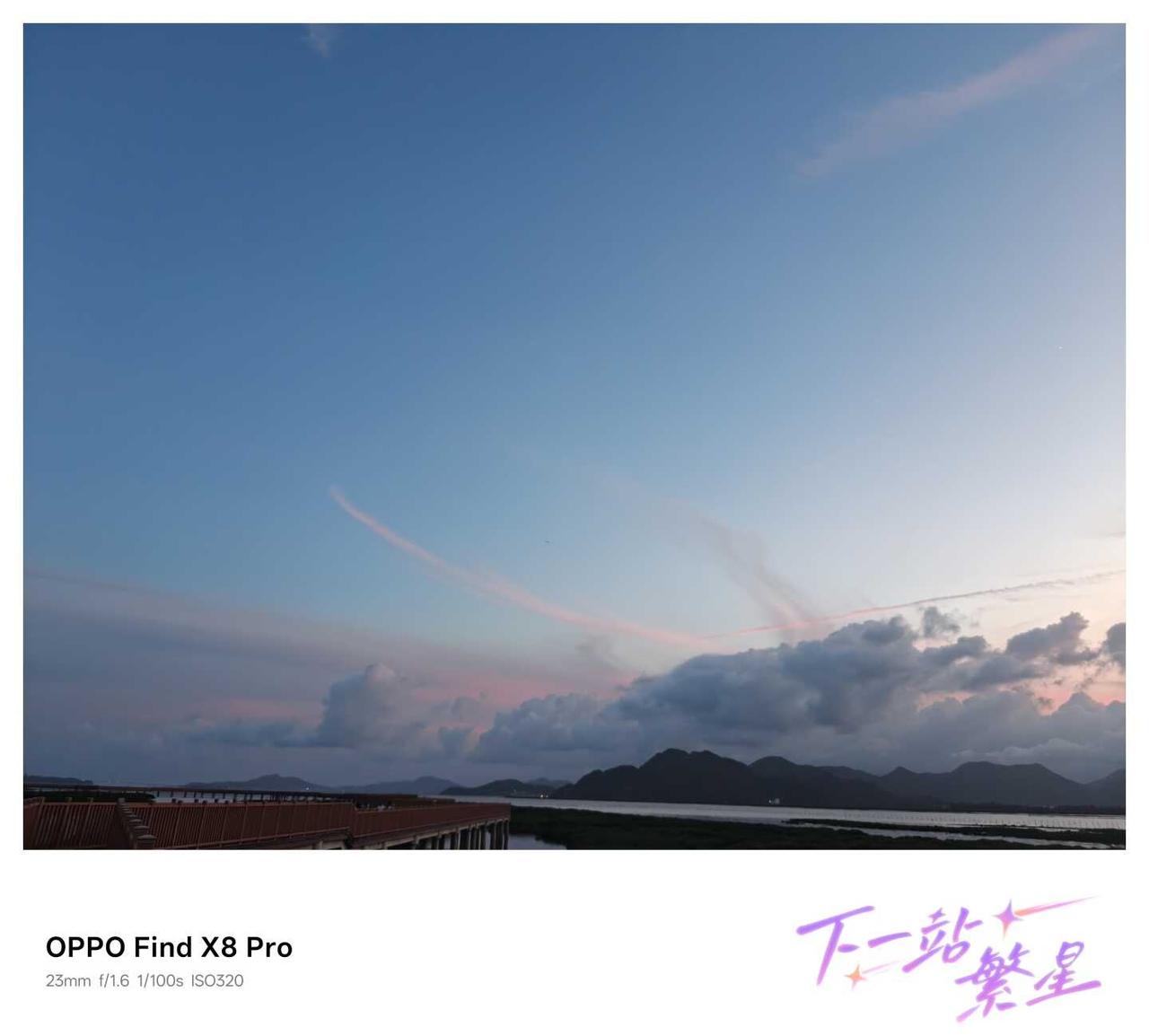 海边的傍晚
今天又来海边看日落啦🌇 天空慢慢变成粉紫色，云朵也被染得好好看✨ 