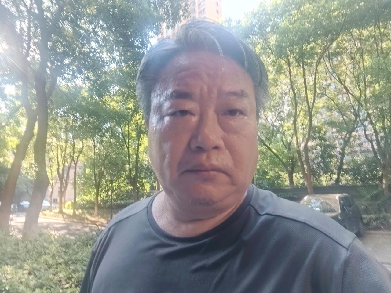晨起，嗓子有些发炎，昨晚喝酒前就感觉到了，大概是白天喝水少了。
​在楼下步行三公