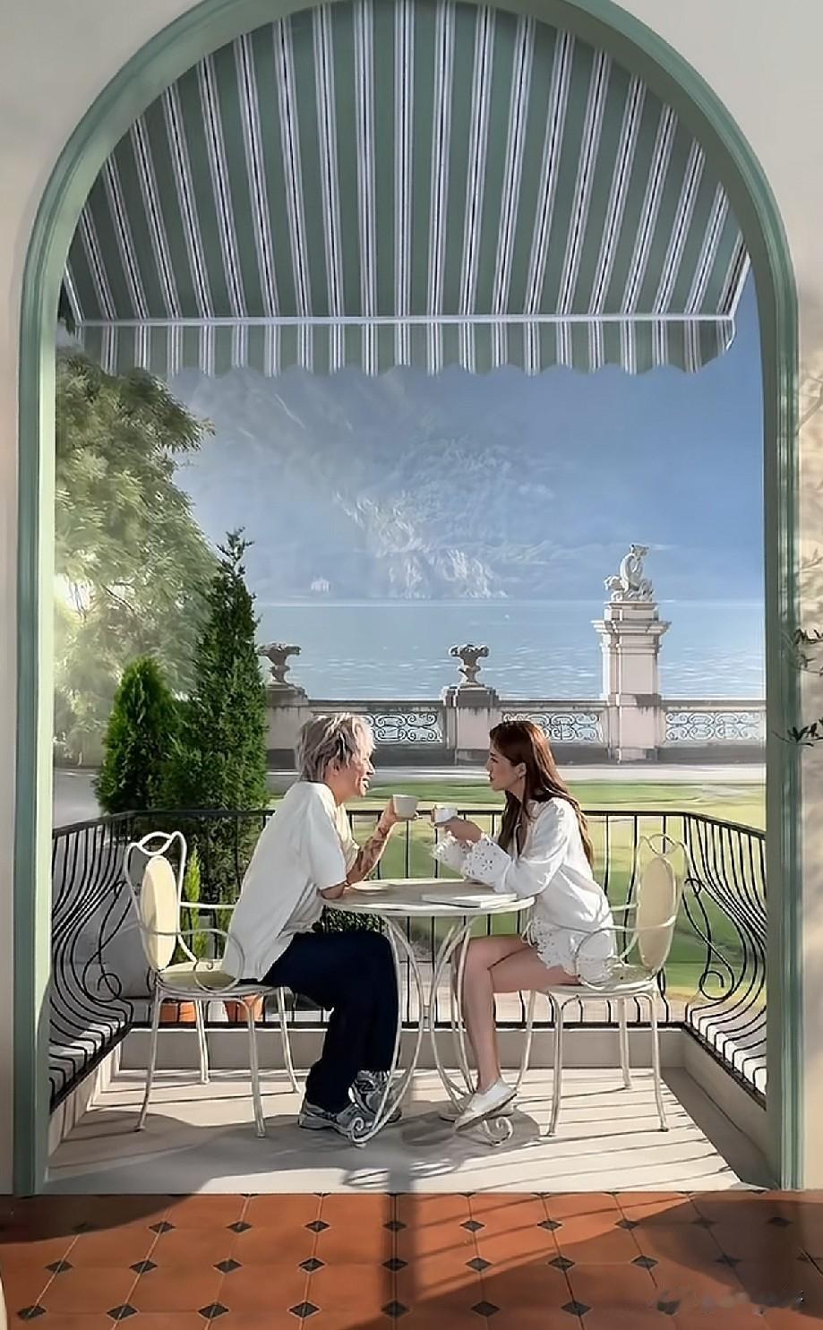 吴千语与闺蜜马天佑同游科莫湖，氛围感拉满像油画
 
吴千语与造型师好友马天佑一同