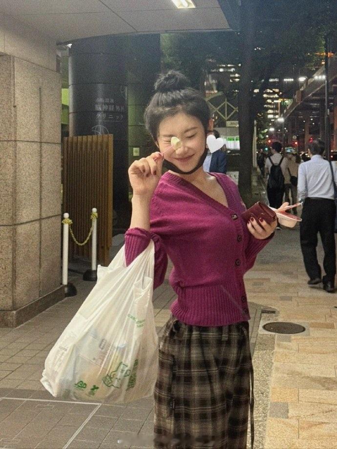 李彩领 IG更新适合生活化场景pyq欸[点赞]场景：便利店道具：塑料袋 ​​​