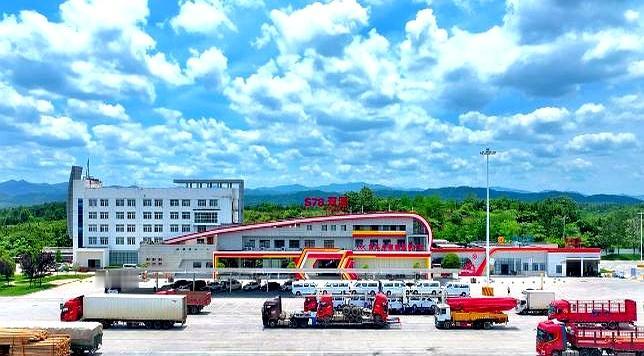 你有没有过这种经历？
本想着进服务区就上个厕所、接点热水，结果莫名其妙待了快一个