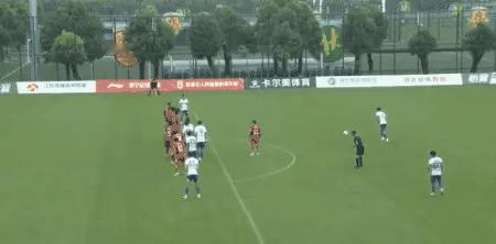 U19国足主力中后卫山东泰山球员彭啸开发出进攻属性，天外飞仙任意球直挂死角，禁区