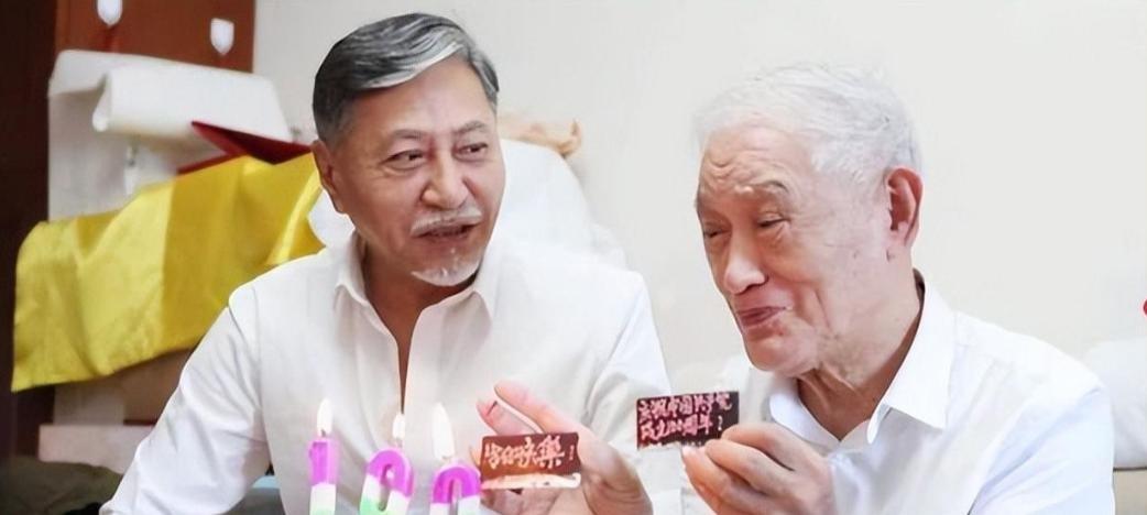 牛犇老爷子走出医院走廊的那个背影，让不少跟拍的媒体都破了防。91岁了，身子骨再硬