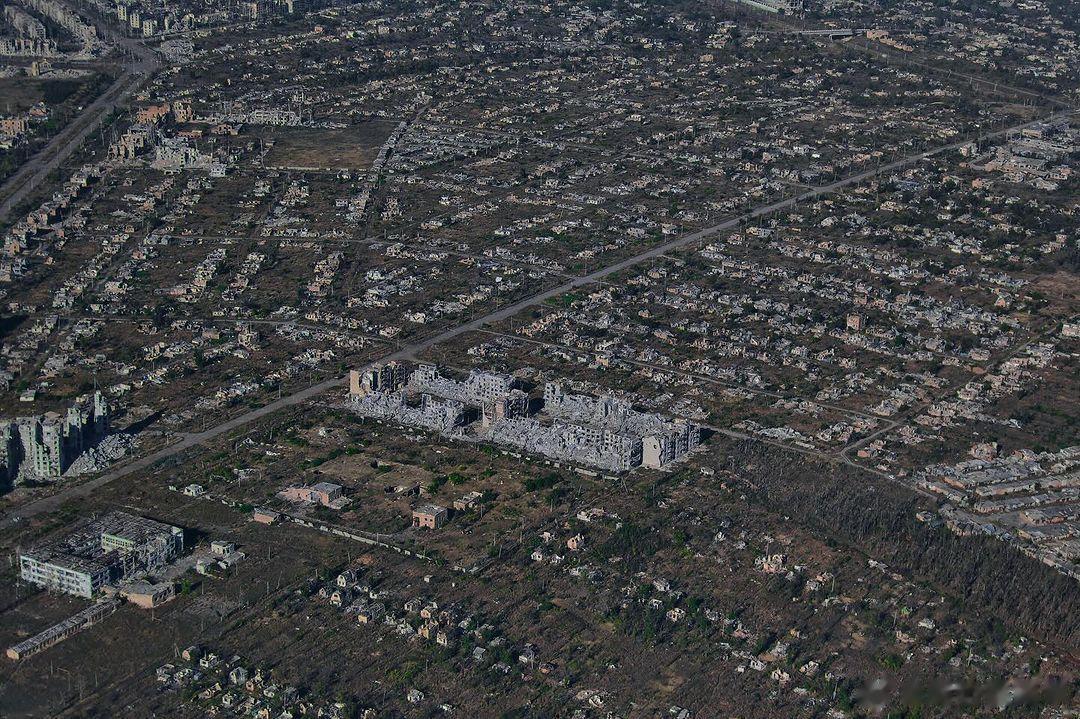 下面四张图是现在的巴赫穆特，或者说是俄罗斯人来过的巴赫穆特，俄罗斯人在这个小城市