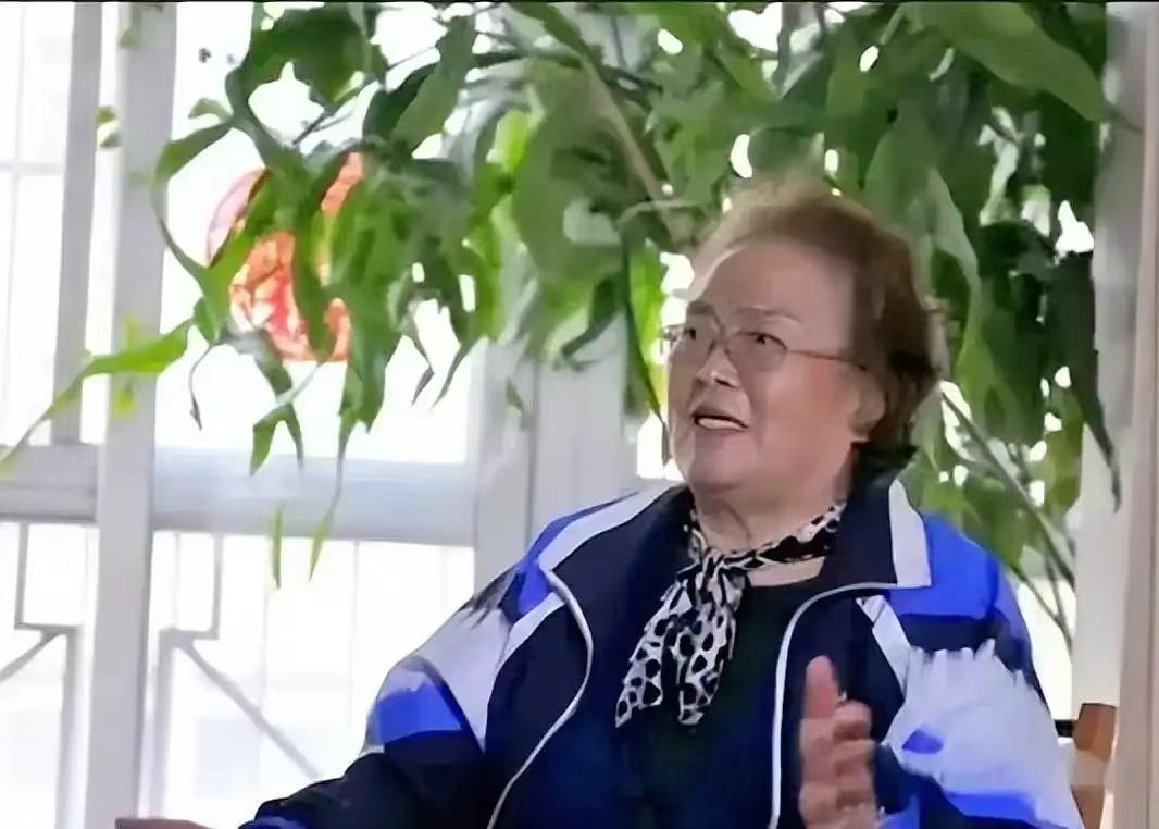 照片中的老人名叫张燕影，山东博兴人，著名的电影演员和歌唱家。她的丈夫是著名演员、