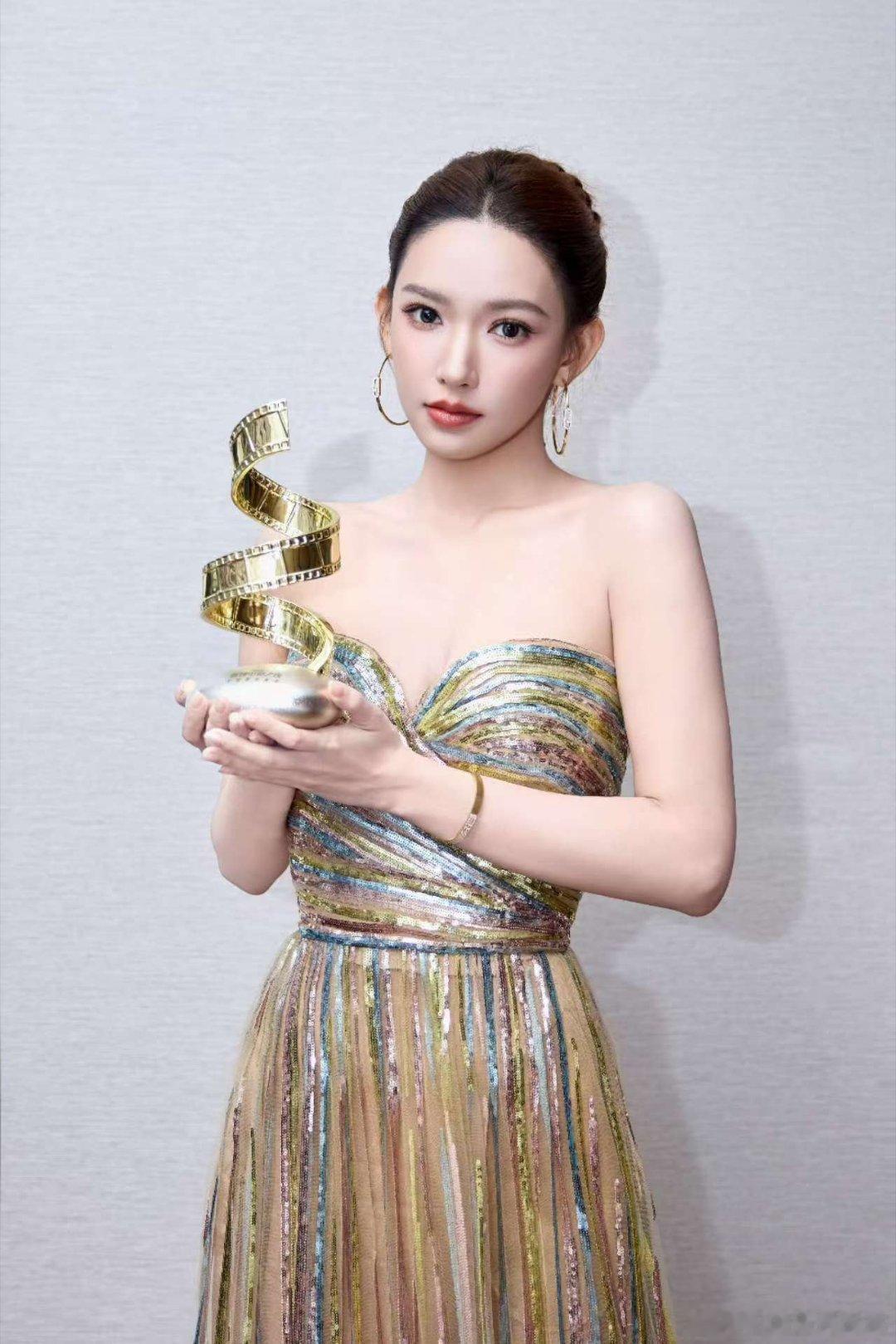 林允程潇李思潼合照上了谁懂这种松弛感！盛典内场不攀比不端着，孙怡举手机拍照，三位